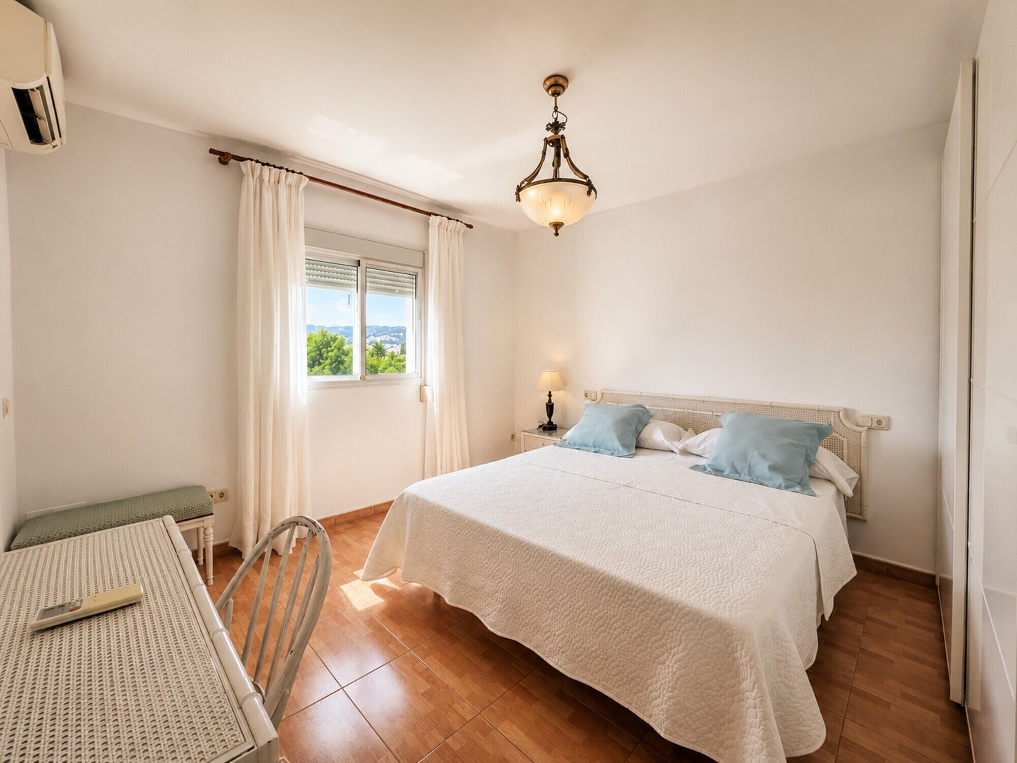 5 bedrooms, iron/ironing board, free WiFi, bed sheets