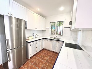 Fridge, microwave, oven, stovetop - Villa 'Cerca De Puerto Banús' with Private Pool, Wi-Fi and Air Conditioning (Marbella)