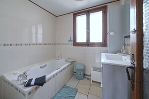 Bathtub, hair dryer, towels