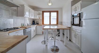 "La Maison du Village", avec jardin privé, balcon et Wi-Fi