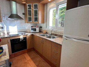 Kühlschrank, Mikrowelle, Ofen, Geschirrspüler