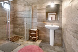 Een douche, een haardroger, handdoeken