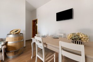 Dining - Casa Arinto – Spacious, Peaceful Retreat Among Vineyards with Lounge & Shared Pool (Palmela)
