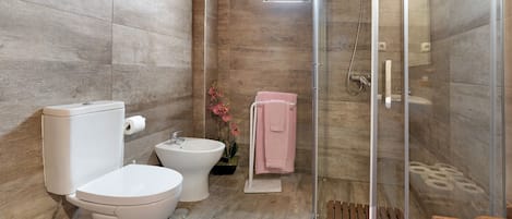 Dusche, Haartrockner, Handtücher