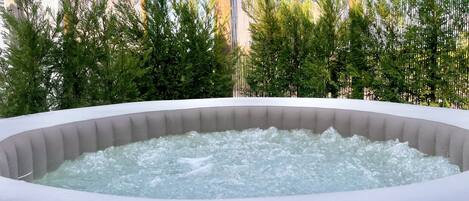 Outdoor spa tub