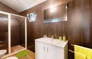 シャワー、ヘアドライヤー、タオル