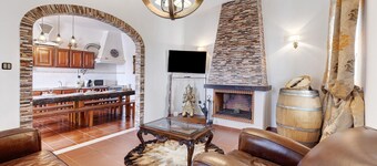 Casa Castelão – Retreat Among Vineyards with Lounge, Football Field & Shared Pool