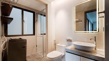 Deluxe Apartment | Bathroom | Shower, rainfall showerhead, hair dryer, slippers