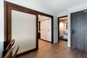 Deluxe-huoneisto | Ilmaiset minibaarituotteet, työpöytä