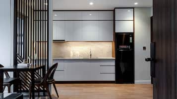 Estudi superior | Cuina privada | Frigorífic, placa de cuina i bullidora elèctrica