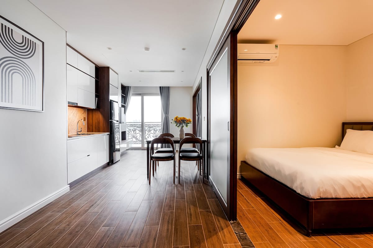 Deluxe Apartment | Private kitchen | Fridge, stovetop, electric kettle, cookware/dishes/utensils