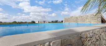 Casa Verdelho – Retreat Among Vineyards with Lounge, Playground, and Shared Pool