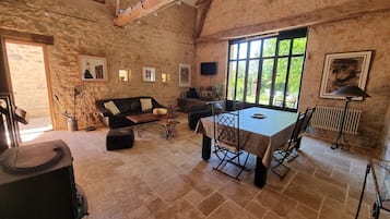 Televisio, DVD-soitin, pöytätennispöytä