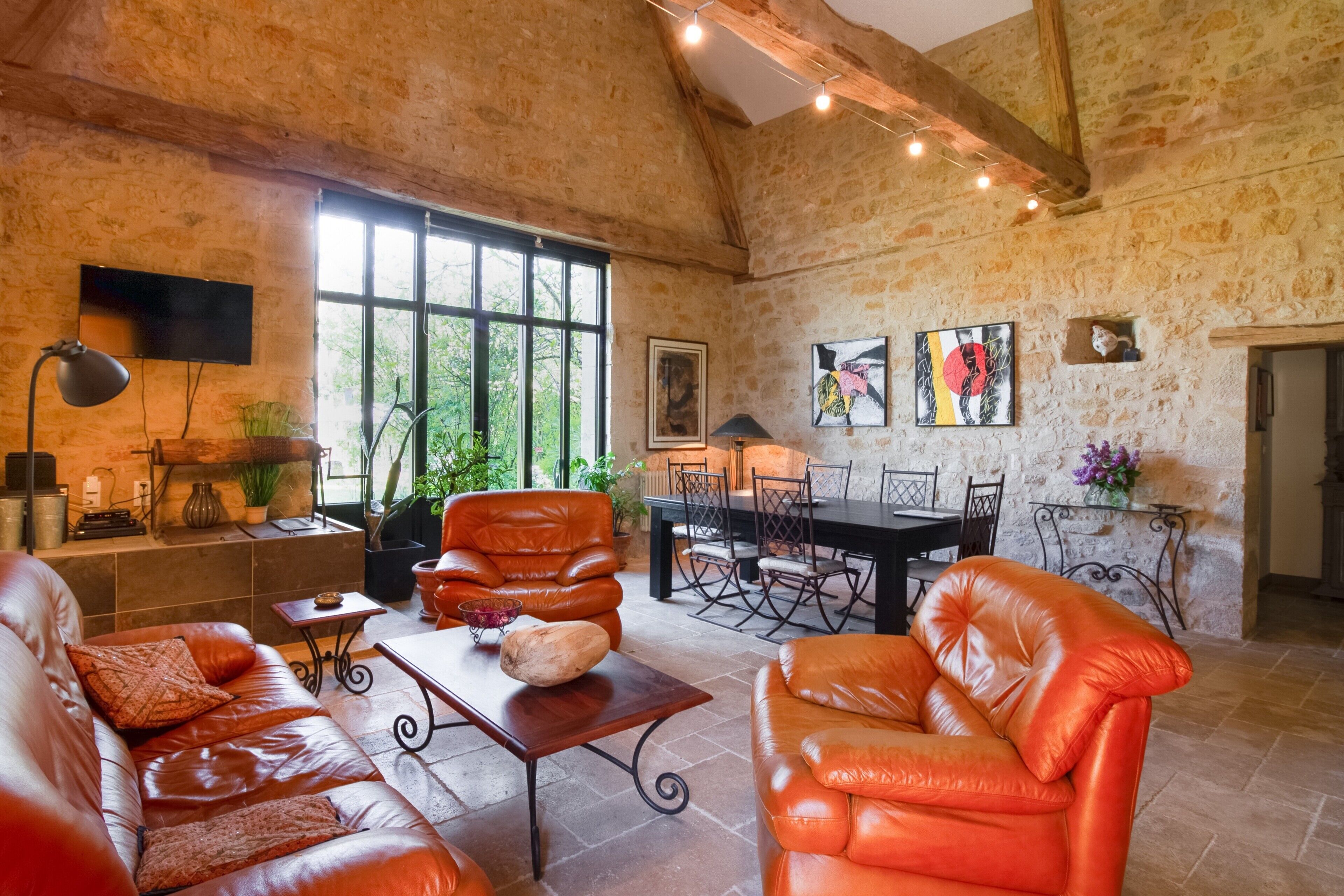 Tv, dvd-afspiller, bordtennisbord