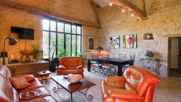 Tv, dvd-afspiller, bordtennisbord