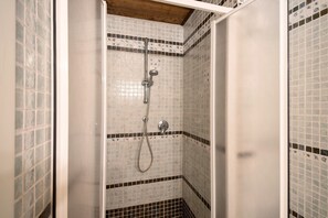 Shower, hair dryer, towels - Apartment 'Ca Lindaria' with Balcony, Wi-Fi and Air Conditioning (Bonassola)