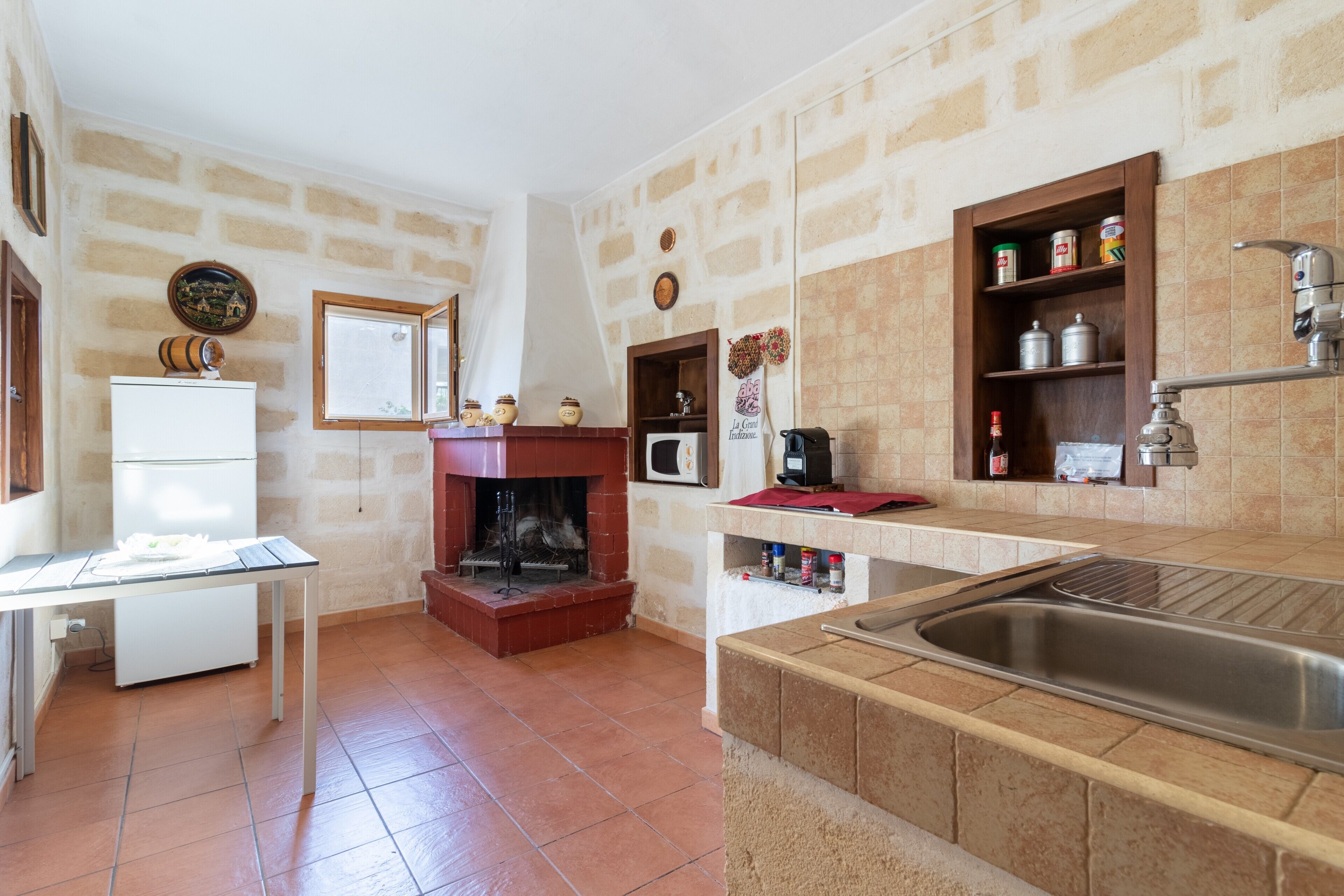 Réfrigérateur, micro-ondes, plaque de cuisson, cafetière/bouilloire