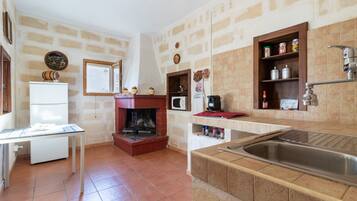 Réfrigérateur, micro-ondes, plaque de cuisson, cafetiÚre/bouilloire