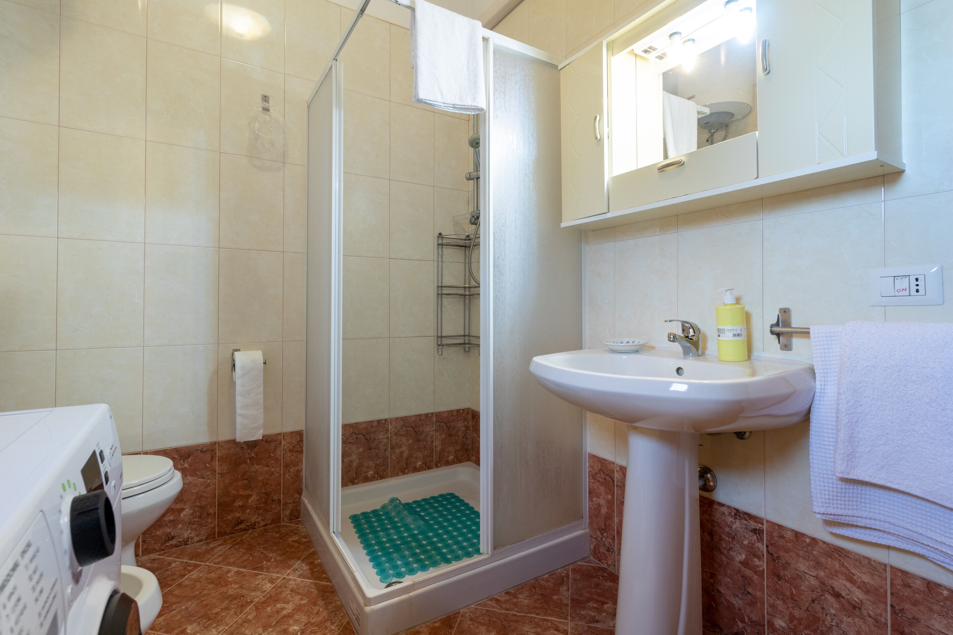 Douche, sèche-cheveux, serviettes fournies