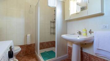 Douche, sĂšche-cheveux, serviettes fournies