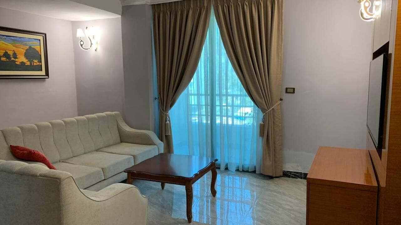 Business Apartment | Living area | 29-inch Smart TV with satellite channels, TV, fireplace