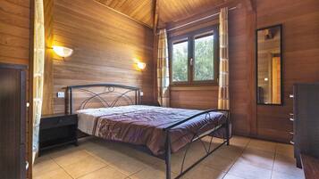 1 slaapkamer, een strijkplank/strijkijzer, beddengoed