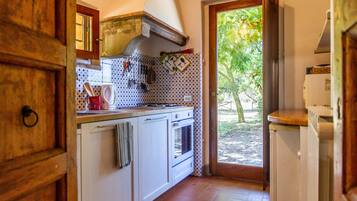 KĂŒhlschrank, Mikrowelle, Ofen, Herdplatte