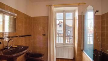 Baignoire, sĂšche-cheveux