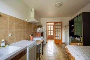 Refrigerador, microondas, horno, placa de cocina