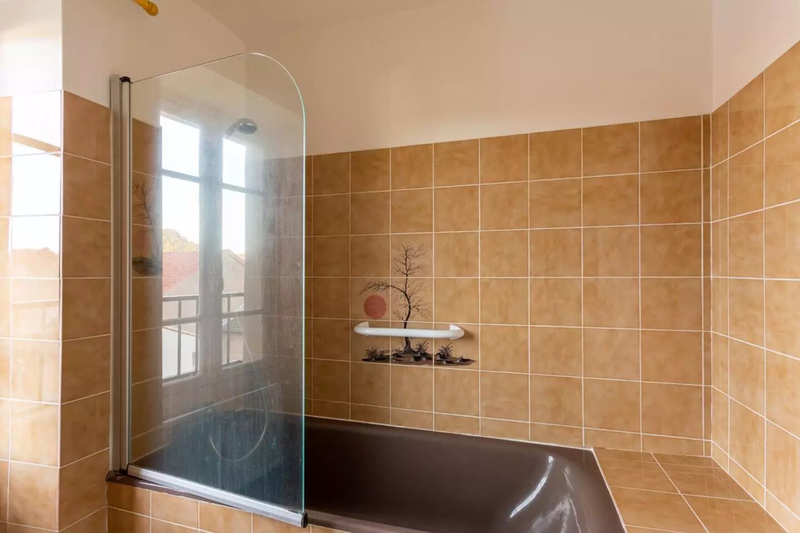 Bathtub, hair dryer