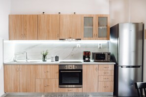 Kühlschrank, Mikrowelle, Ofen, Herdplatte