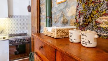 Fridge, oven, stovetop, coffee/tea maker