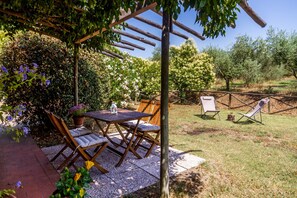 Outdoor dining - Vacation Home "Birbina - Poggio Alle Birbe" with Private Garden & Wi-Fi (Bagni di Gavorrano)