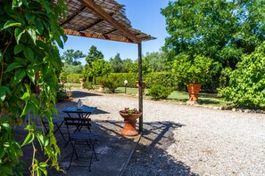 Outdoor dining - Vacation Home "Birbina - Poggio Alle Birbe" with Private Garden & Wi-Fi (Bagni di Gavorrano)