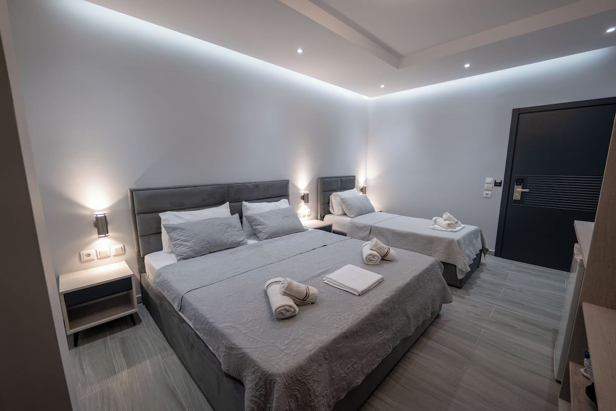 Escritorio y ropa de cama