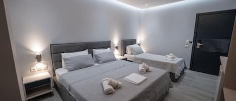 Deluxe Triple Room | Desk, bed sheets