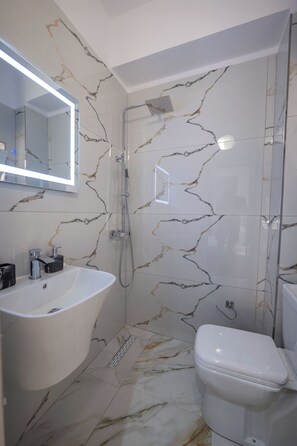 Deluxe Triple Room | Bathroom