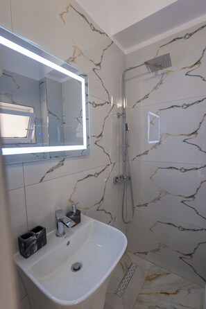 Deluxe Double Room | Bathroom | Shower, rainfall showerhead, hair dryer, towels - Hotel Porti (Sarandë)