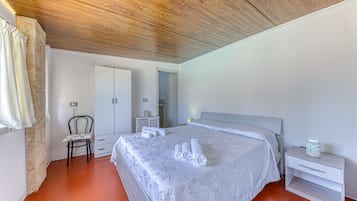 2 slaapkamers, een strijkplank/strijkijzer, gratis wifi, beddengoed