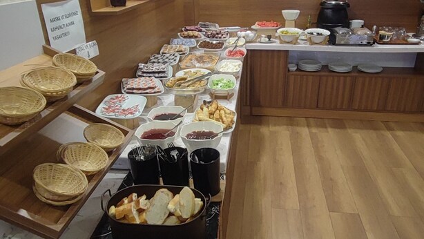 Una mesa de buffet con diferentes opciones de comida y utensilios.