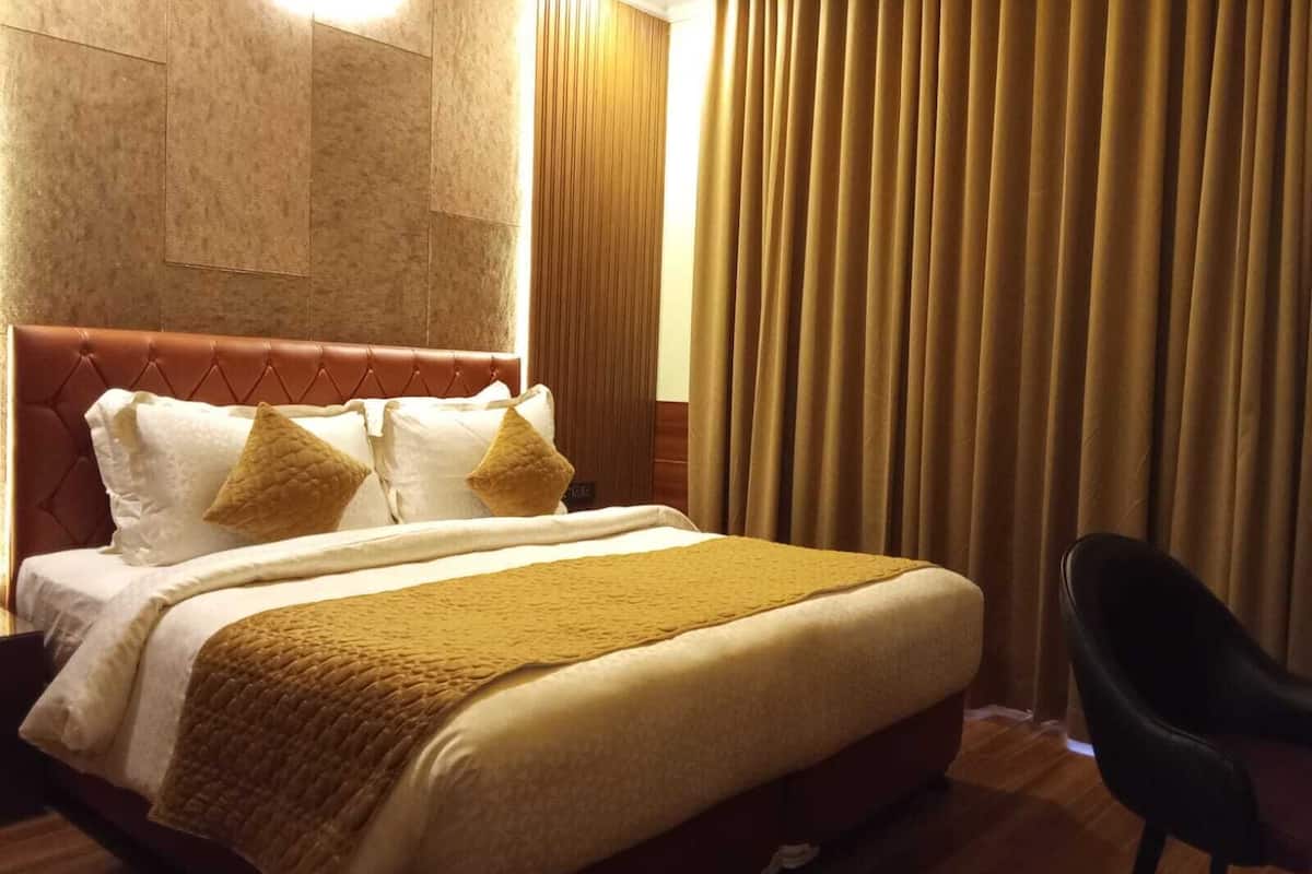 business studio suite | in-room safe, blackout curtains, soundproofing, iron/ironing board