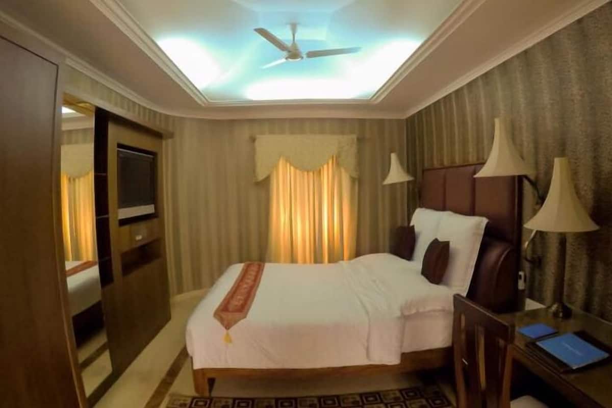 in-room safe, blackout curtains, soundproofing, iron/ironing board