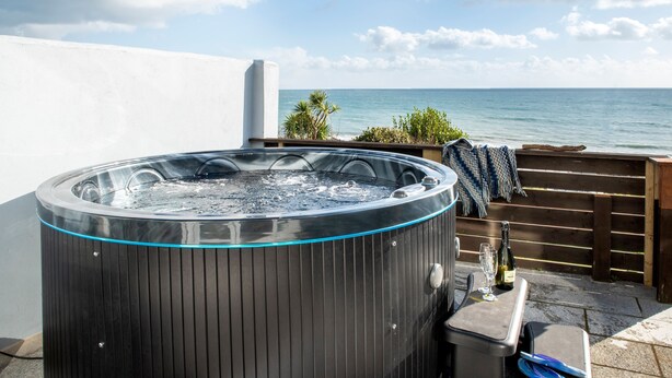 A hot tub with a clear view of the ocean. - Drake- A Coastal Cottage with Hot Tub & Stunning Views (Portwrinkle)