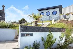Exterior - Hawkins - A Coastal Cottage with Hot Tub & Stunning Views (Portwrinkle)