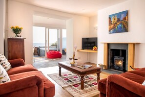 Smart TV, fireplace