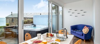 Hawkins - A Coastal Cottage with Hot Tub & Stunning Views