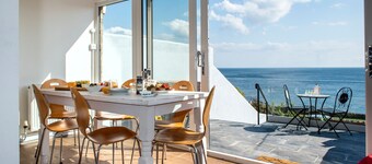 Hawkins - A Coastal Cottage with Hot Tub & Stunning Views