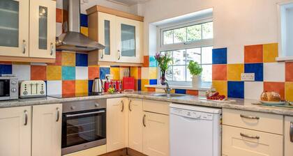Grenville - A Coastal Cottage with Hot Tub & Stunning Views