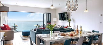 Sandpiper - Beach-side House with Terrace Hot Tub and Stunning Views