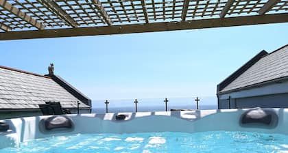 Cormorant - Beachside House with Terrace Hot Tub & Stunning Views